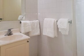 Captain's Table Hotel