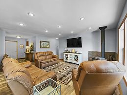 Moose Trail Retreat 3 Bedroom Home by RedAwning