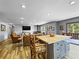 Moose Trail Retreat 3 Bedroom Home by RedAwning