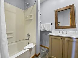 Moose Trail Retreat 3 Bedroom Home by RedAwning