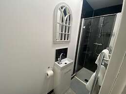 Remarkable 1 Bed Apartment in Birmingham