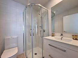 Brand New House by Botany - Parking