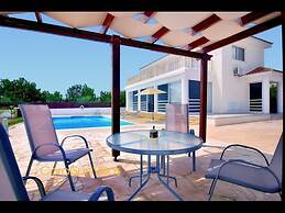 Villa 200m To The Coral Bay Strip, Large Pool