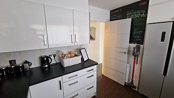 3 Bed House Stunning Views And Free Parking