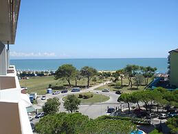Colourful Flat With Terrace and Elevator - Beahost