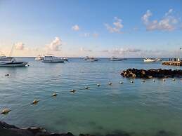 Studio Solitaire Ideal for two Adults - Garden View 1