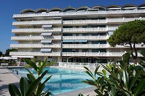 Colourful Studio With Shared Pool for 4 Guests