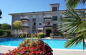 Enjoy the Pool at our Cozy Flat