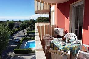 Red Flat With Shared Pool and Private Parking