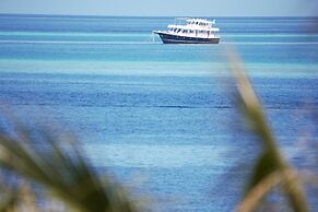 Room in B&B - Master Suite Family Room With Views of the Ocean