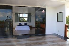 Room in B&B - Master Suite Family Room With Views of the Ocean