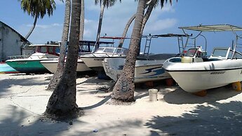 Room in B&B - Master Suite Family Room With Views of the Ocean