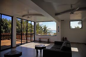 Room in B&B - Master Suite Family Room With Views of the Ocean