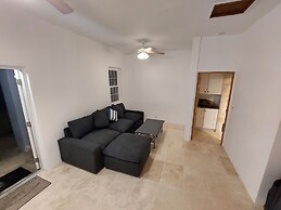 Beautiful 1-bed House in Somerset Village