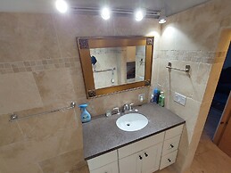 Beautiful 1-bed House in Somerset Village