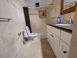 Beautiful 1-bed House in Somerset Village