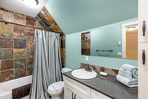 22MBR - Hot Tub - Wi-Fi - BBQ - Pets OK - Sleeps 8