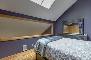 23SW - Luxurious - Wi-Fi - Fireplace - Sleeps 4