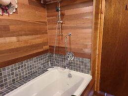 11SL - Wi-Fi - NO PETS Log Cabin - Sleeps 7