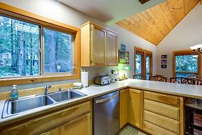 Mt Baker Lodging Cabin 40 - HOT TUB, PETS, SLEEPS 8! by MBL