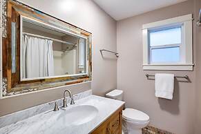 69SL - Upscale - Hot Tub - Wi-Fi - BBQ - Sleeps 8