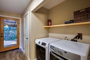 69SL - Upscale - Hot Tub - Wi-Fi - BBQ - Sleeps 8