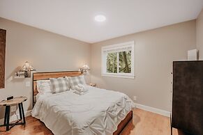 69SL - Upscale - Hot Tub - Wi-Fi - BBQ - Sleeps 8