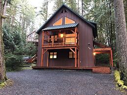 69SL - Upscale - Hot Tub - Wi-Fi - BBQ - Sleeps 8