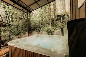 69SL - Upscale - Hot Tub - Wi-Fi - BBQ - Sleeps 8