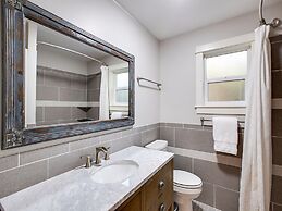 69SL - Upscale - Hot Tub - Wi-Fi - BBQ - Sleeps 8