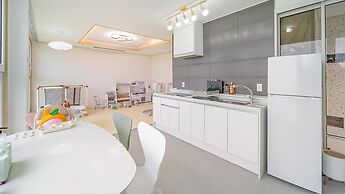 Jeju Kidsgajok Badatgahauseu