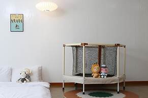 Jeju Kidsgajok Badatgahauseu