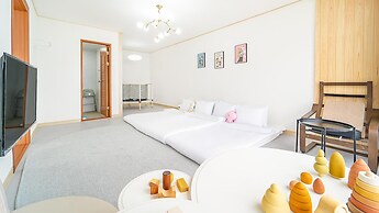 Jeju Kidsgajok Badatgahauseu