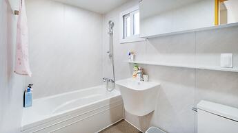 Jeju Kidsgajok Badatgahauseu