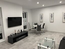 Stunning 2-Room Penthouse Lakeview W11