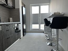 Stunning 2-Room Penthouse Lakeview W11