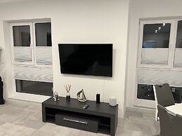 Stunning 2-Room Penthouse Lakeview W11