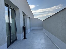 Stunning 2-Room Penthouse Lakeview W11