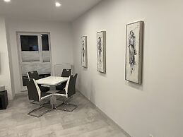 Stunning 2-Room Penthouse Lakeview W11