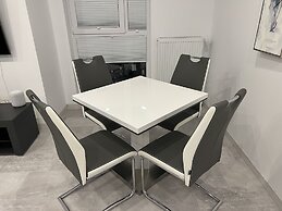 Stunning 2-Room Penthouse Lakeview W11