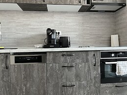 Stunning 2-Room Penthouse Lakeview W11