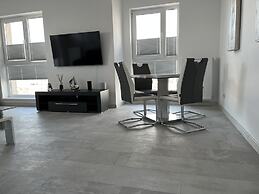 Stunning 2-Room Penthouse Lakeview W11