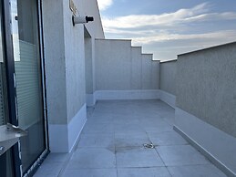 Stunning 2-Room Penthouse Lakeview W11