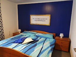 Cozy Apartment With Lake View for 6 Guests