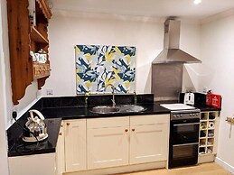 Spacious Annex 2 Miles From Coast