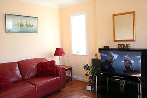 Bright 4 Bed Family Home by the Canal