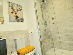 Exquisite, Cosy 2-bed Apartment in Salford