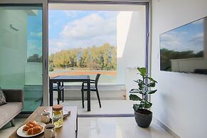 Phaedrus Living: Seaside Executive Flat Harbour 201