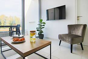 Phaedrus Living: Seaside Executive Flat Harbour 201
