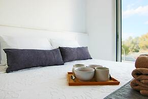 Phaedrus Living: Seaside Executive Flat Harbour 201